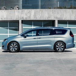  Chrysler Pacifica ChromeLine Painted Body Side Molding 2017 - 2023 / CF7-PAC17